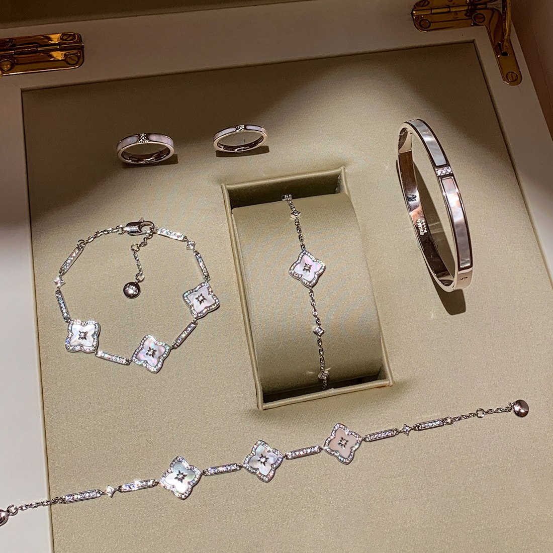 Silver-Tone Clover Jewelry Set S005 — main photo