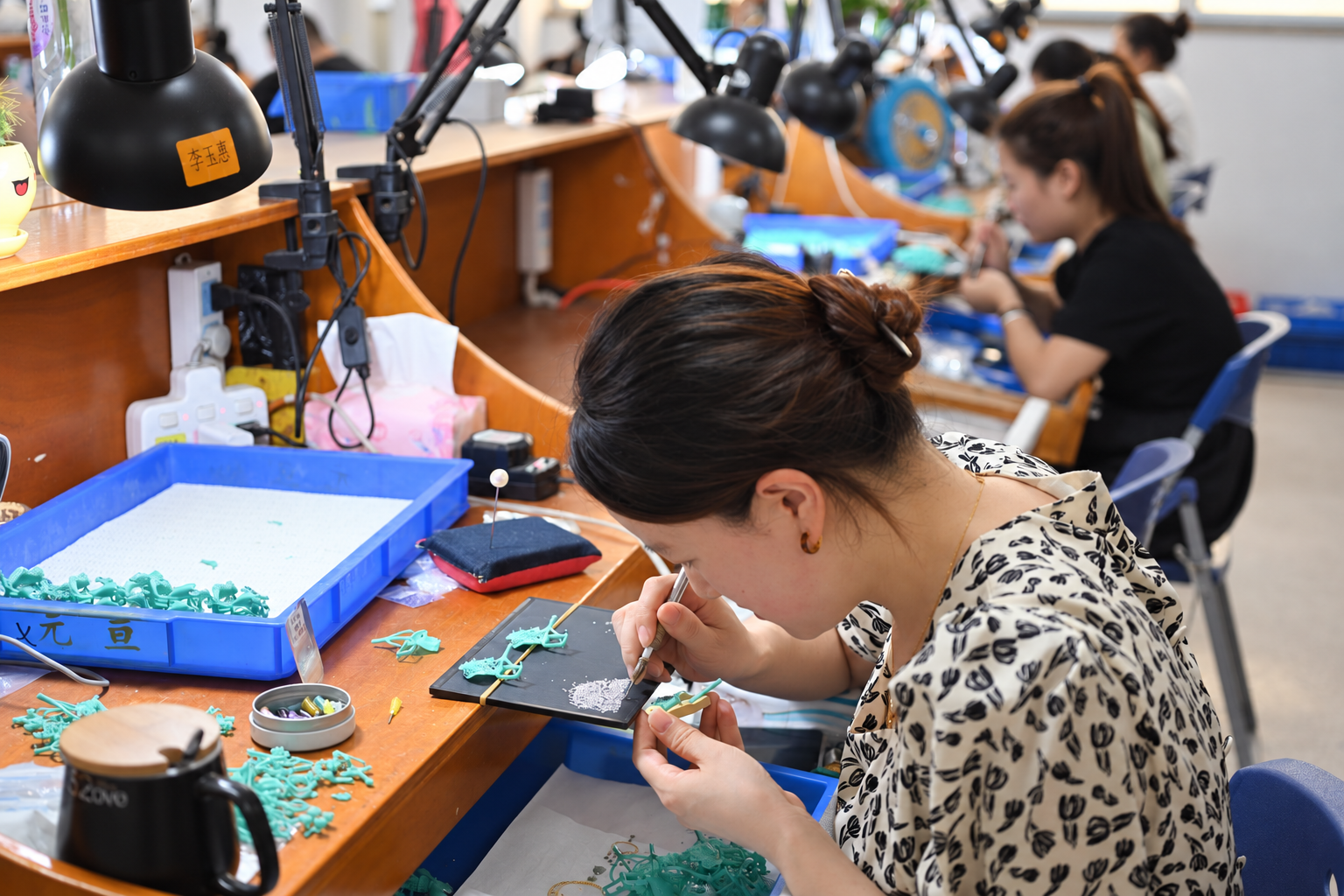 Setting stones in wax jewelry patterns